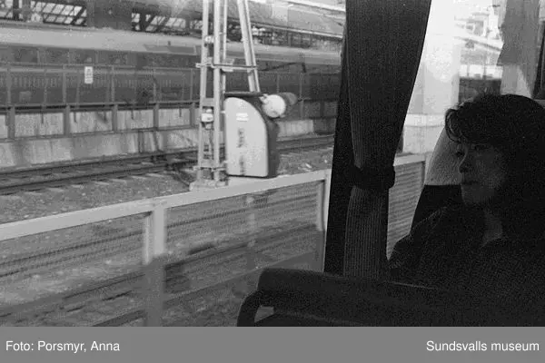 Dokumentation av bussresa med Y-bussen, Sundsvall - Stockholm tur och retur, 1998.Se bildtexter och fotoprotokoll.