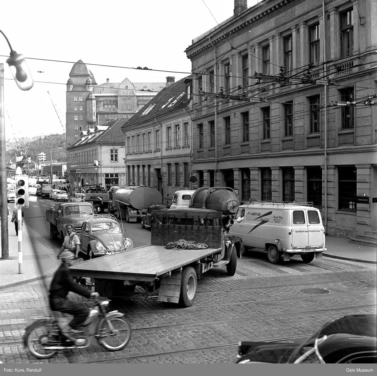 gateløp, biler, Ford Thames varebil, lastebil, moped, trafikk, forretningsgårder, mennesker, Oslo Havnelager