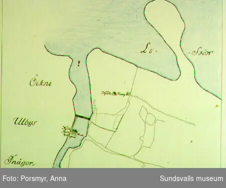 Karta över Norrlands nordligaste handpappersbruk, Hornedström/Nyede (1760 - 1833) i Ytterlännäs, anlagt av Lars Hornaeus och Erik Edström.Karta ur utställningen "Att tillverka papper av lump - om handpappersbruken i Norrland". Forskning: Ulrika Hådén, teckningar: Kjell-Åke Hermansson.