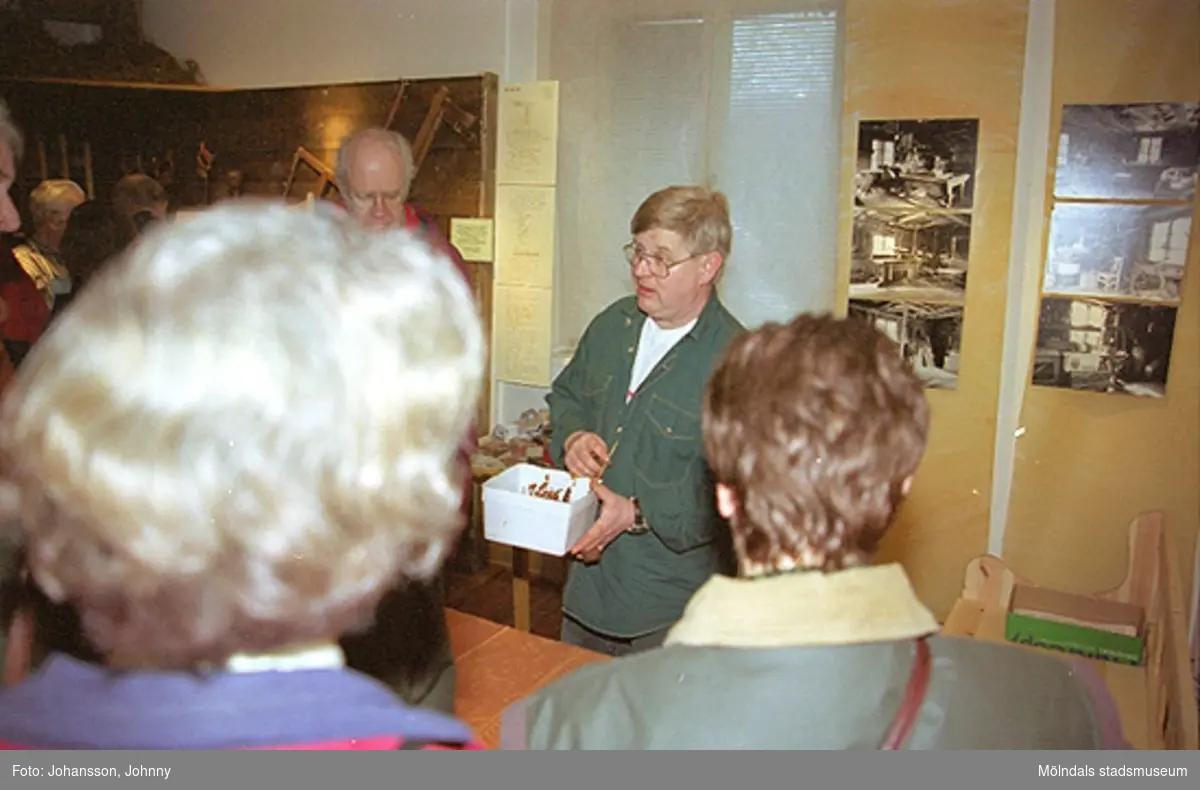 Från familjesöndagen på Mölndals museum 1998-02-22. Alf Garthman (i grön skjorta) demonstrerar för några besökare hur drickamålning går till.