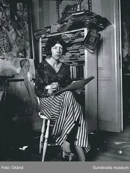 Sigrid Hjertén tecknar i våningen på Katarinavägen år 1913.