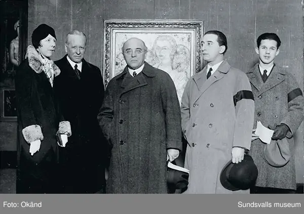Isaac Grünewalds vernissage på Galerie Bernard Jeune, Paris, 1928. Fr v Sigrid Hjertén, greve Albert Ehrensvärd, svensk minister i Paris, den franske kulturministern Albert Sarraut, Isaac Grünewald och sonen Iván. Isaacs far hade dött detta år, därav de svart armbindlarna som Isaac och Iván bär.