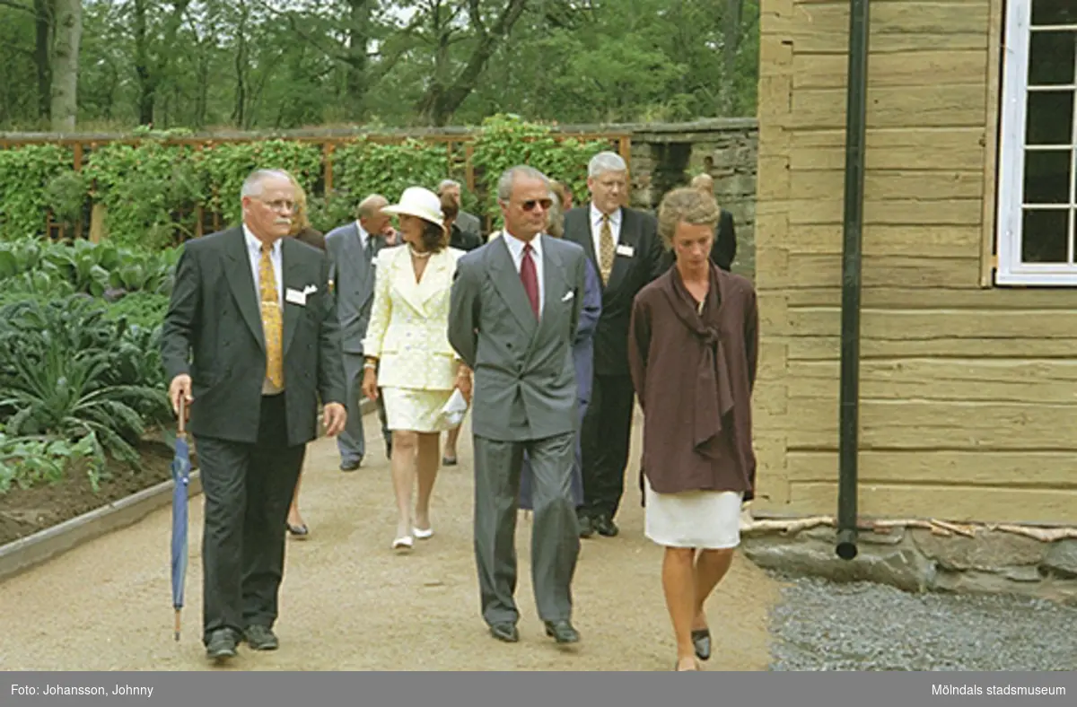 Kungaföljet på väg från köksträdgården till Tjenstefolksbostaden (kafé och konferenslokal). Bengt Odlöw, Ralf Lorentsson, Lena Vikström, kung Carl XVI Gustaf, drottning Silva, Inger Erntsson (intendent på Gunnebo), Tor Mattisson (f.d. kommunalråd) och Marika Irvine (trädgårdsmästare på Gunnebo).