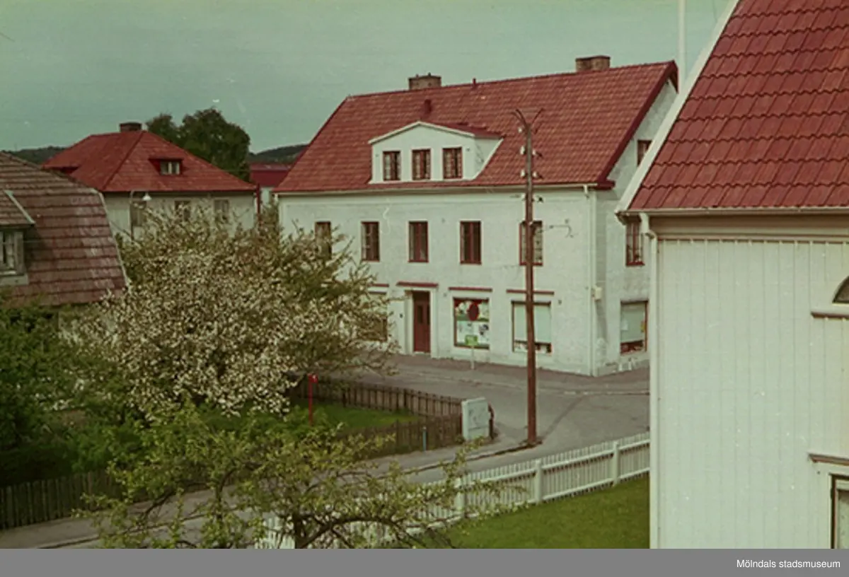 Skånska bageriet, även kallat "Triangelbageriet", vid Villagatan/Broslättsgatan cirka 1968. Triangelbageriet startades och drevs av min (uppgiftslämnare: Fredrik Mellquist) farfar. Min far och hans bröder arbetade också där.