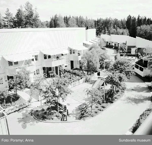 Bostadsrättsföreningen Champinjonen, Granloholm. Bild 01- 02, utsikt från höghuset, Kungsbackavägen 55 ner över gård 3. Bild 03 - 04, utsikt från höghuset Kungsbackavägen 1. Bild 05, höghuset Kungsbackavägen 1, gård 1. Bild 06, garage och gård 2. Bild 07, infart till gård 2. Bild 08, garage och höghuset, gård 3. Bild 09 - 11, utsikt från höghuset, gård 3. Bild 12, höghuset Kungsbackavägen 55, gård 3, balkongsidan åt  SV.