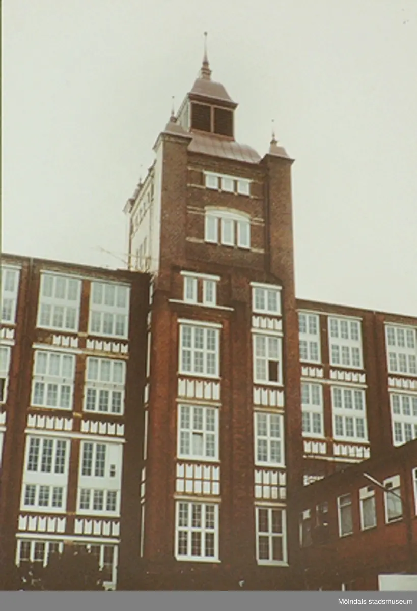 Krokslätts fabrikers spinneritorn, okänt årtal. Under 1930-talet slogs Krokslätts fabriker samman med Mölnlycke fabriker.