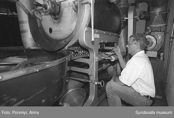 Kaffeaffären IDO. Bildsvit gjord för dokumentation utförd 1996. Affärsrörelsen grundades av Carl Dahlström den 18 november 1931. Dahlström föddes i Närsta, Alnö. Han arbetade som kassör på Hörningsholms sågverk 1918 till 1930 då sågen lades ner. Han fick inspirartion att starta kaffehandeln av sin bror Erland som arbetade på Kolonialvaruaktiebolaget. Mellan 1931 till 1937 drev Dahlström kaffehandeln tills en anställd, Eva Farm, tog över som nästa ägare. Sune Bäckström som tidigare arbetat som springpojke på firman tog över verksamheten 1954. Rosteriet som tidigare låg i magasinskvarteren (nuvarande Kulturmagasinet) flyttades 1983 till innergården vid Blombergska huset och en specialbyggd skorsten fick uppföras. Tonvikten på försäljningen ligger numera (2020) på ett välsorterat utbud av olika tesorter.