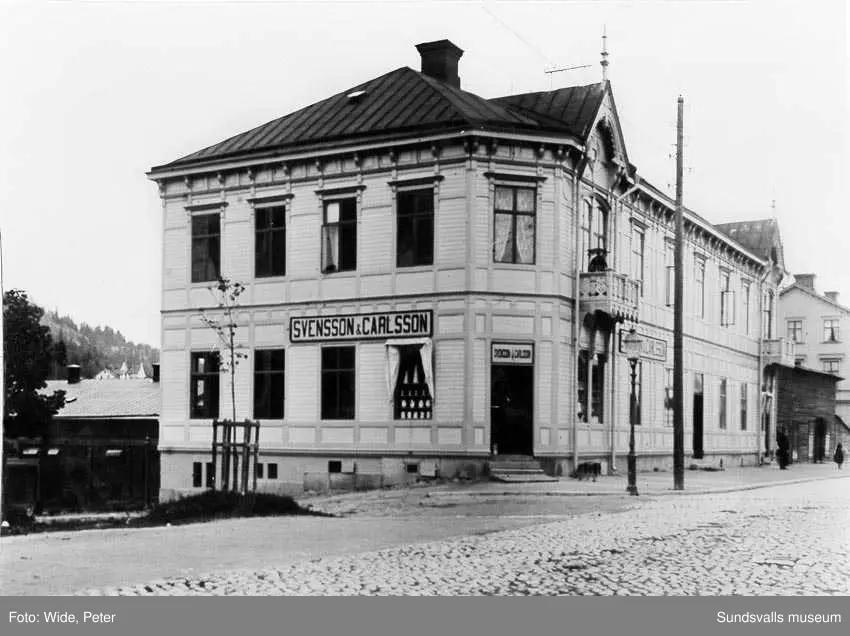 Storgatan 70 (senare nummer 64) Häradshövding Stjernströms hus år 1903. Svensson & Carlssons speceri & diversehandel i gatuplanet.