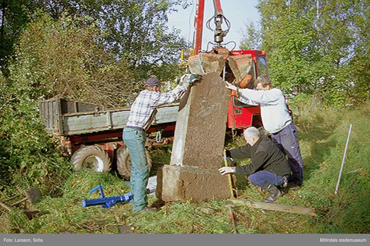 Hejderidarens gravsten, förflyttningen.