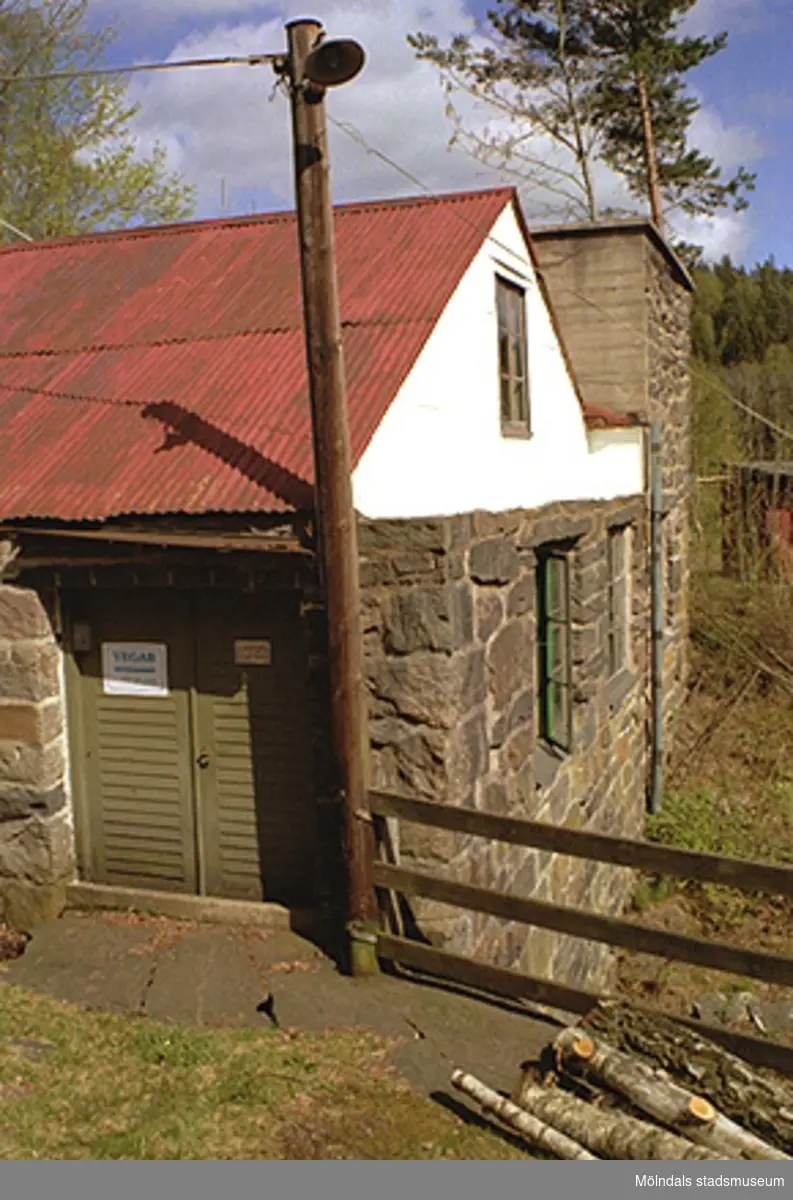 Port och södra gaveln på Djupedala kraftstation, sedd från väster, maj 1998.