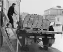 Utkörning av pallaster till lastbil, vid ICA-kurirens
distributionsavdelning, f.v.b. till järnvägen.