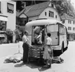 Post från Buchs (Schweiz) och Schaan, lossas utanför
huvudpostkontoret i Vaduz, furstendömet Liechtenstein. Postbussen
trafikerar linjen Buchs (Schweiz)- Vaduz - Trübbach (Schweiz) och åter.