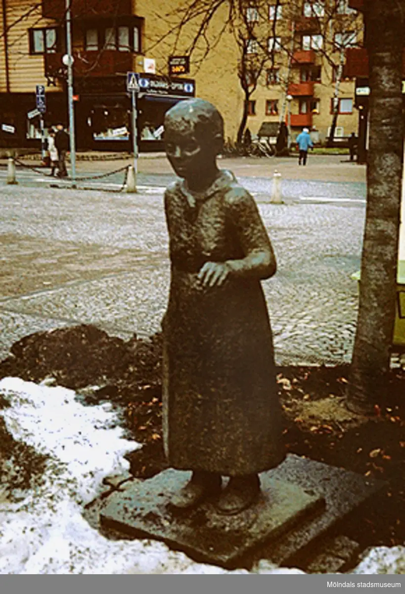 Skulptur på Mölndals torg i Mölndals centrum, mars 1994.