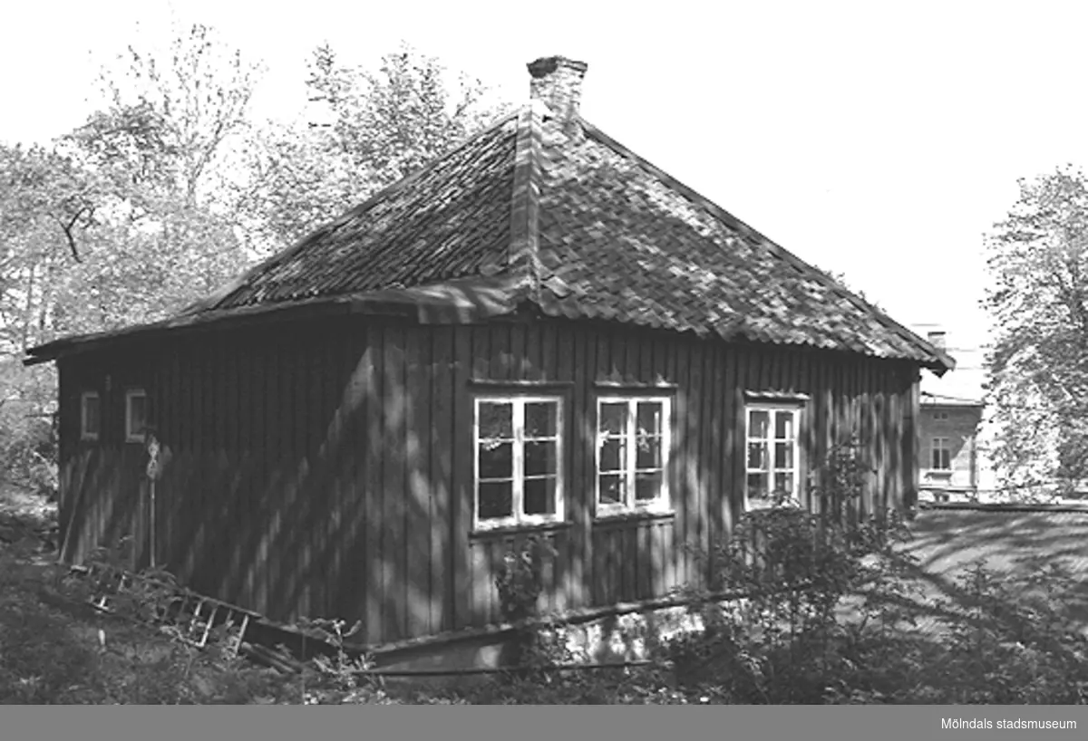 "Kaffekvarnen" från 1700-talet, inkl. källare med stenvalv. Den ligger på Fässbergs Prästgård, alldeles söder om Fässbergs kyrkogård. (Länsstyrelsen "arbetade" 1995 med huset.)