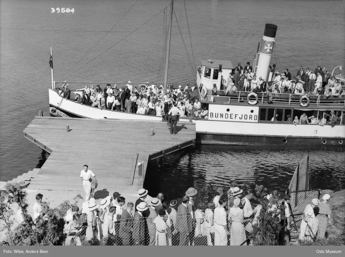 brygge, badeferge Bundefjord, mennesker