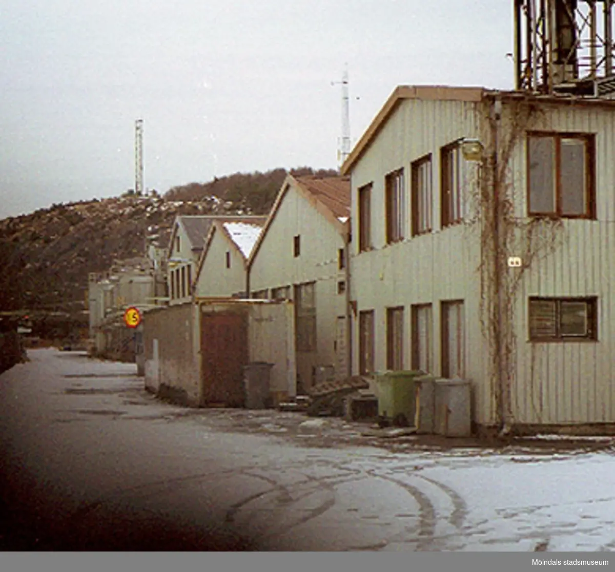 Byggnadsdokumentation av Akzo Nobel på Ågatan 44 i Lackarebäck, 2000-02-15.