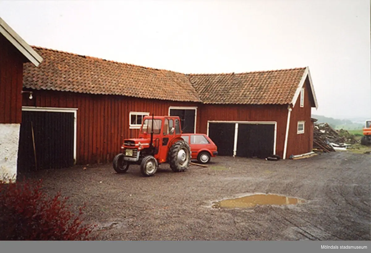 En lada på Lunnagårdsgatan 26 (Balltorp 1:20) i Balltorp 2000-06-06.