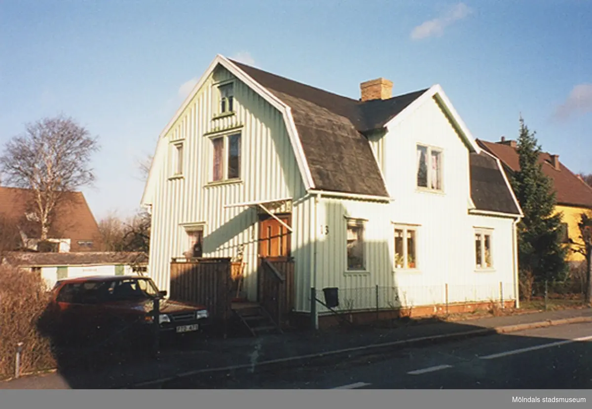 Ett bostadshus med ekonomibyggnad på baksidan. Idunagatan 13, Borret 14, Solängen 1998-02-25. Relaterade motiv: 2004_1212 - 1213.