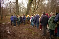 Besökare som är med vid invigningen av Livered Natur- och Ku