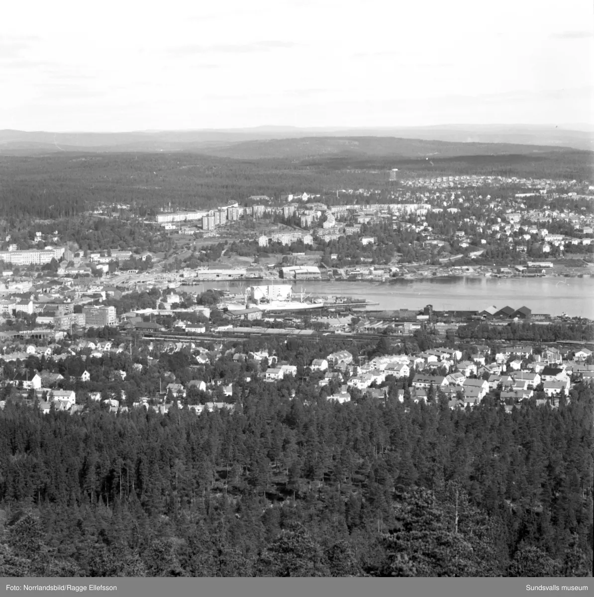 Vy över Sundsvall från Södra berget. LV5, Ortviken, hamnen.