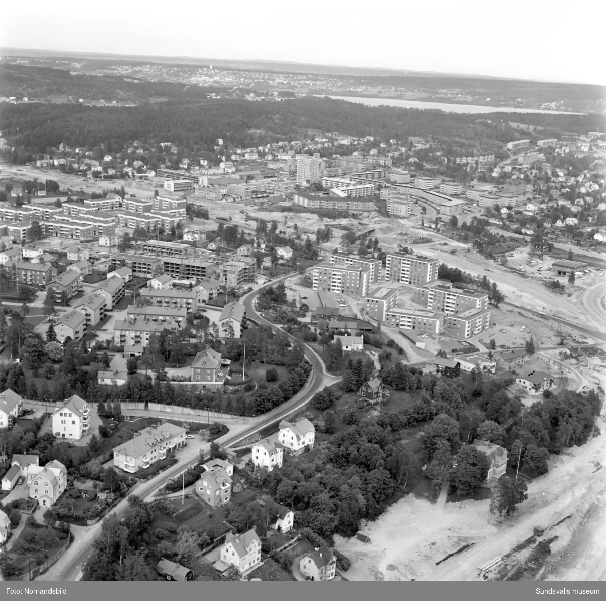Flygbilder över Skönsberg, Haga, Norrmalm. Byggnation av hyreshusområde vid Riddargatan. Basgränd, Trafikgatan.