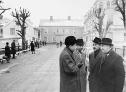 På torget i Trosa och med Stadshotellet som bakgrund, samtal