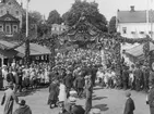 Utfärd till Gripsholm. Kongressen tågar upp till staden. Strängnäs med ångbåtsbryggan i förgrunden. Uppe till vänster syns Roggeborgen.