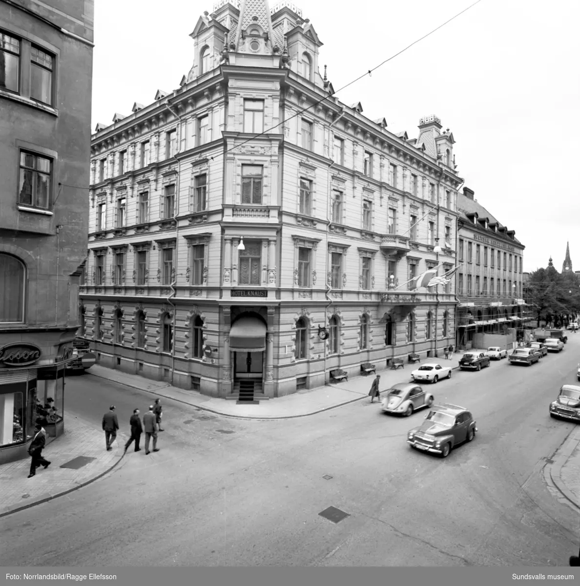 Exteriörbilder av Knaust vid Storgatan i Sundsvall.