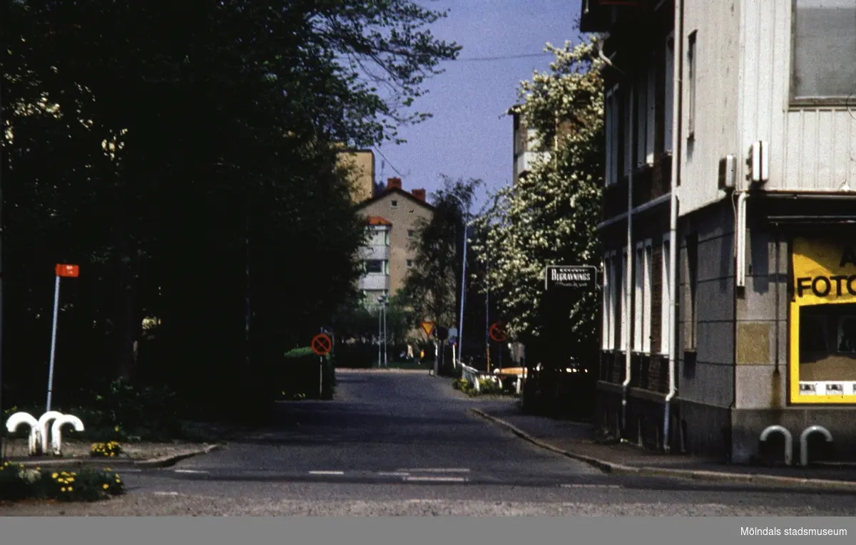 Vy av Medborgaregatan i Mölndal, 1970-tal. Den höga, gula tegelbyggnaden i bakgrundens mitt är Mölndals lasarett.