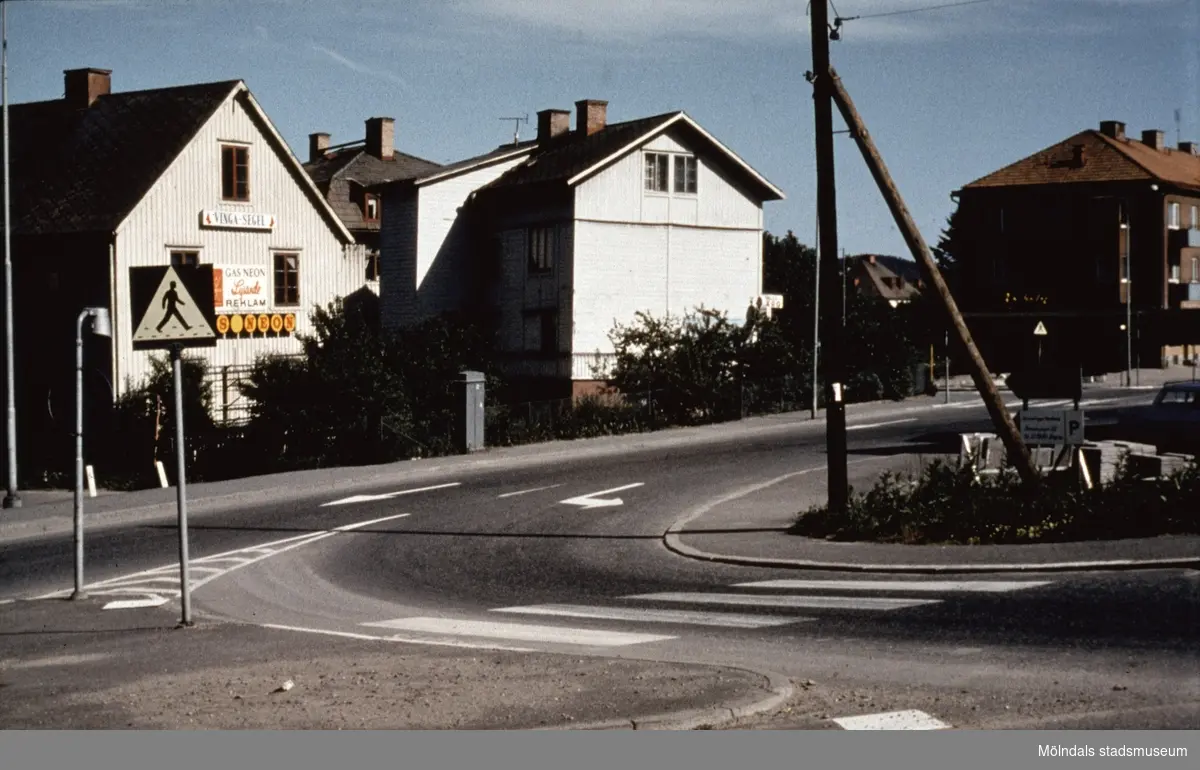 Vy över Järnhandlarrondellen vid Frölundagatan i Mölndal, 1970-tal. Byggnaden längst till höger är hörnet av Brogatan 23 och Storgatan 33A-C (lägenheter).