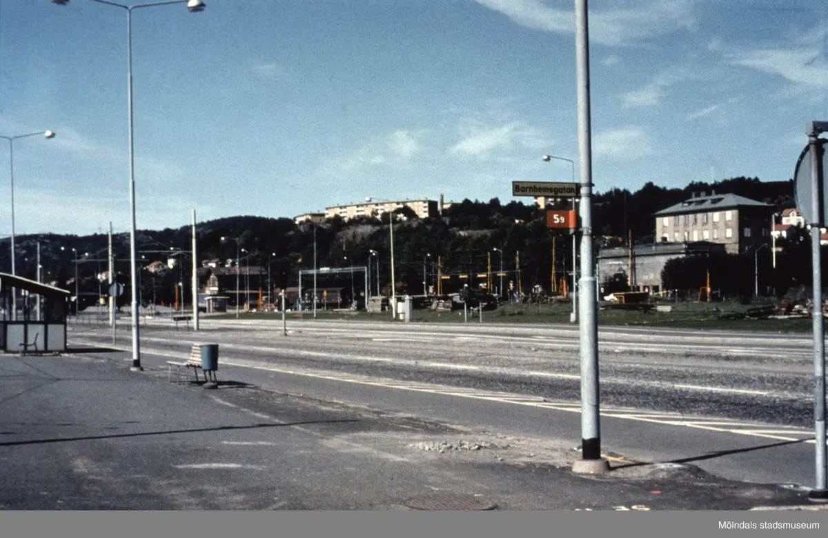 Kungsbackavägen norrut sett från Barnhemsgatan i Mölndal, 1970-tal. Längst till höger ses den gula tegelbyggnaden på Kvarnbygatan 1 (idag: Nämndemansgatan 1).