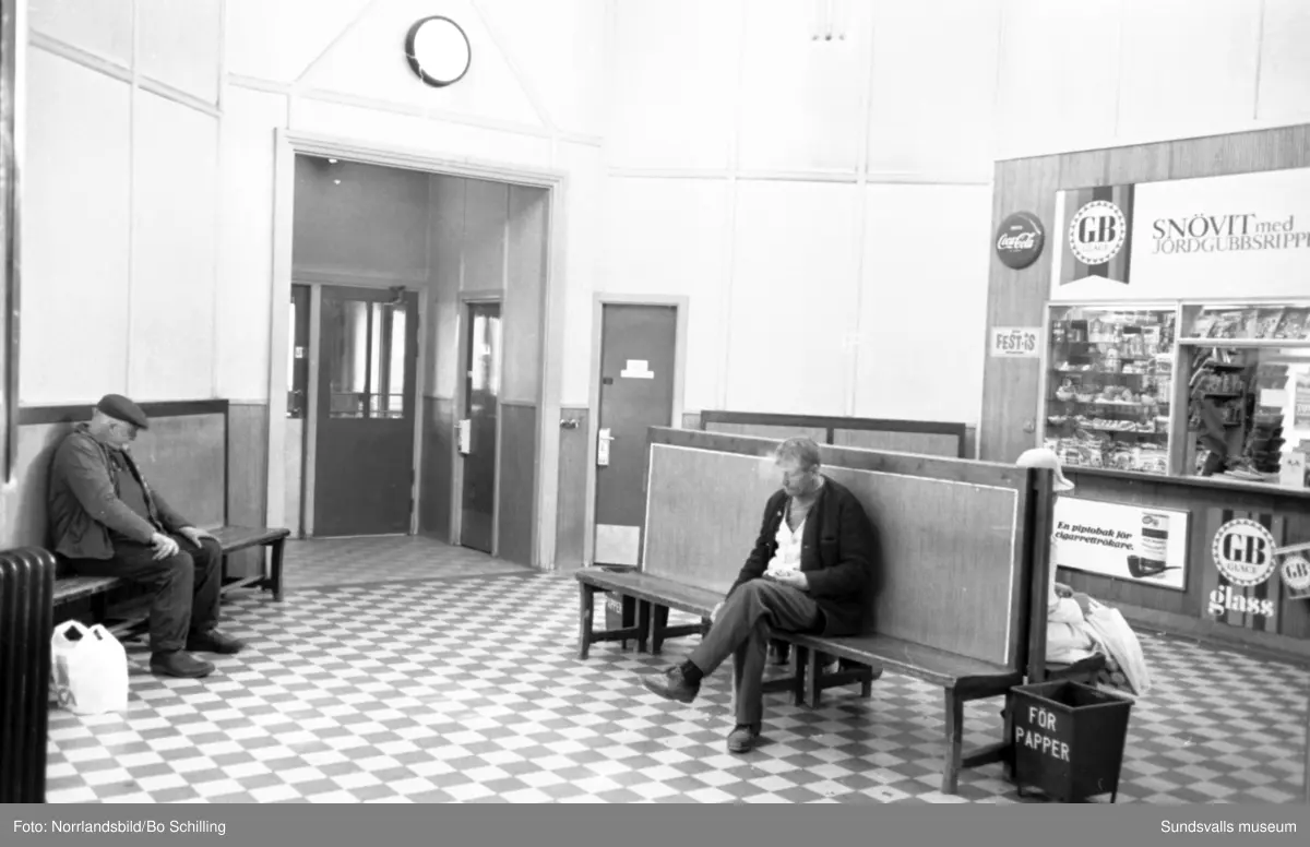 Gamla busstationen både exteriörer och interiörer med väntande resenärer i vänthallen, kiosk, personal i biljettkassan och bussgodsterminalen. Även ett polisingripande utanför finns dokumenterat. Bilderna hör till ett reportage i fackföreningstidningen Transportarbetaren.
