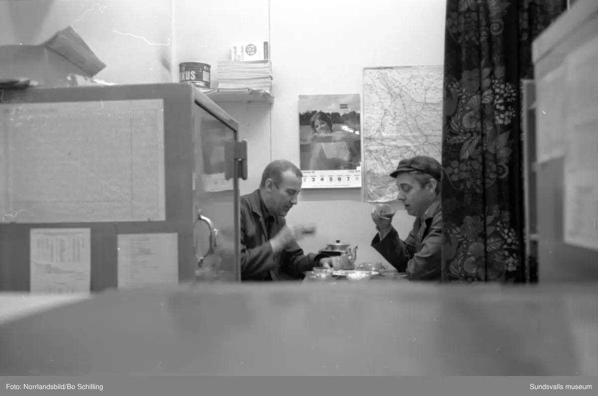 Gamla busstationen både exteriörer och interiörer med väntande resenärer i vänthallen, kiosk, personal i biljettkassan och bussgodsterminalen. Även ett polisingripande utanför finns dokumenterat. Bilderna hör till ett reportage i fackföreningstidningen Transportarbetaren.