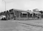 POSTEXPEDITIONEN GÖTEBORG 46. Doktor Bex Gata 4 G, Guldheden, Göteborg, den 29 juli 1954. Exteriör av postexpeditionen. Tömning av brevlådan utanför entrén.