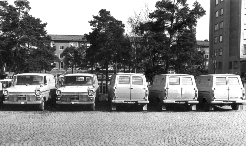 Fem Ford Transit postbilar på postgården vid postkontoret Hägersten
1.