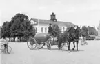 Den danska kuglepostvagnen (en kopia) gör uppehåll i Köping den 8 augusti
1936, på vägen till Stockholm.