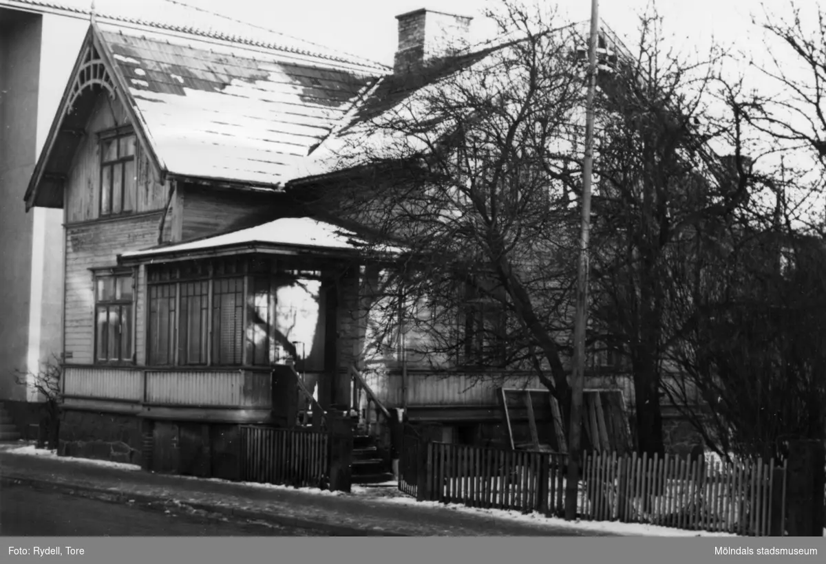 Fastighet vid Frölundagatan i Mölndalsbro, Mölndal, en vinterdag på 1960-talet.