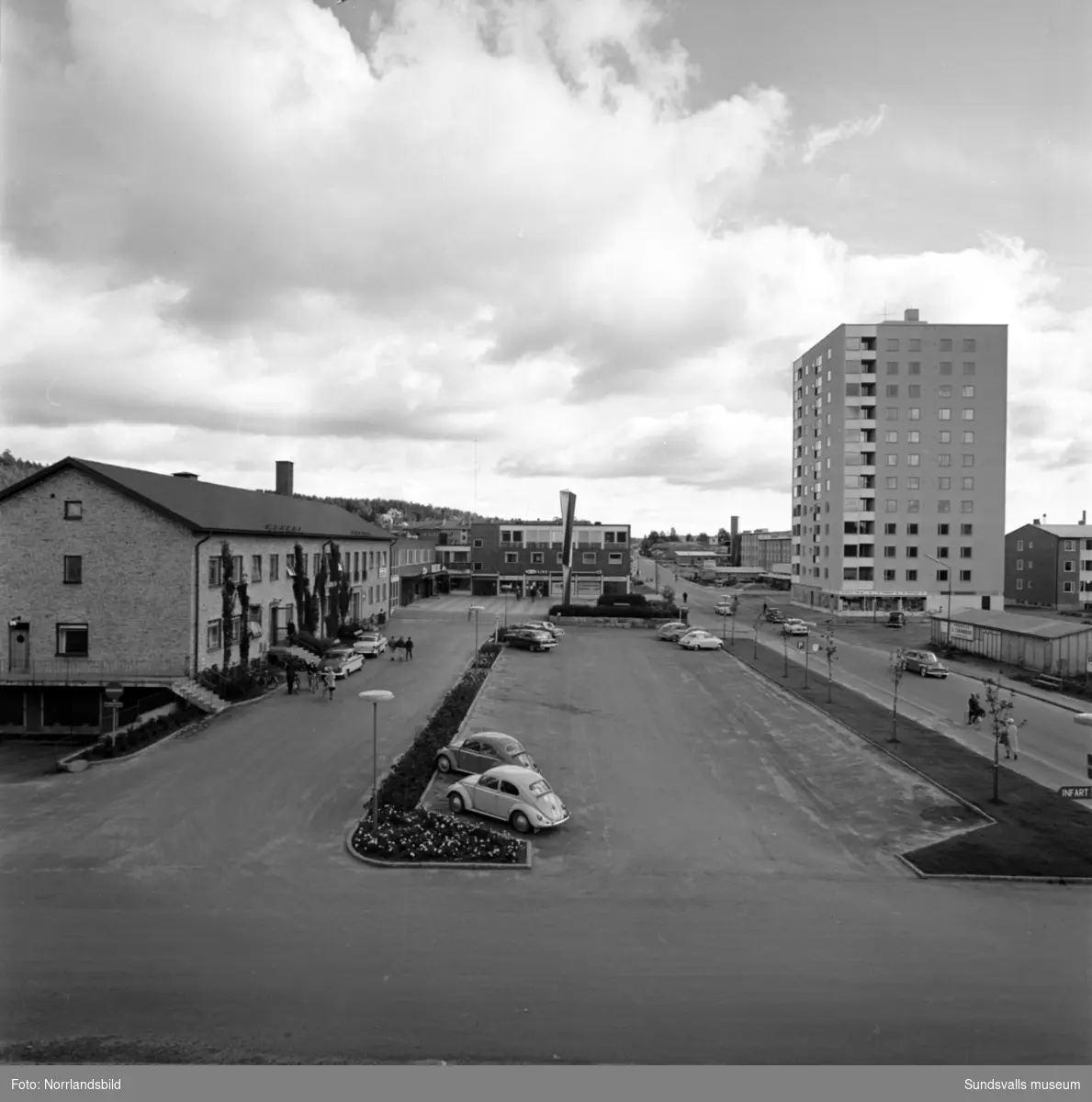 Bilder från ett reportage i Dagbladet om det ökande bostadsbyggandet i Skönsberg. Kommunaldirektören i Sköns köping, Edvin Andersson i centrala Skönsberg, lekande barn på Sibirienvägen i Ortviken samt vid Skönsbergs  skola.