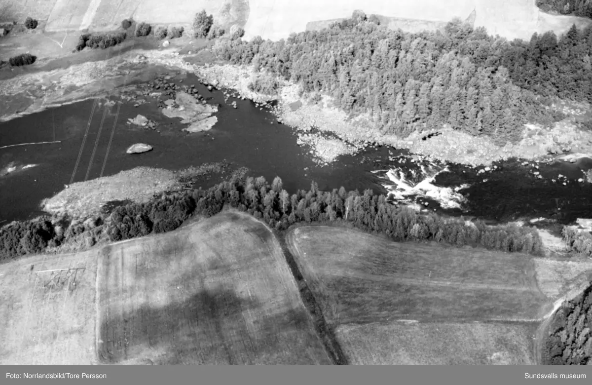 Flygfoton över Ljungans dalgång vid lågvatten. Stöde, Viskan, Torpshammar, Fränsta, Ljungaverk.