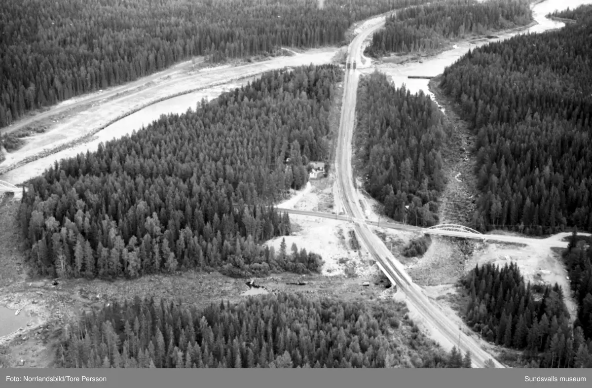 Flygfoton över Ljungans dalgång vid lågvatten. Stöde, Viskan, Torpshammar, Fränsta, Ljungaverk.