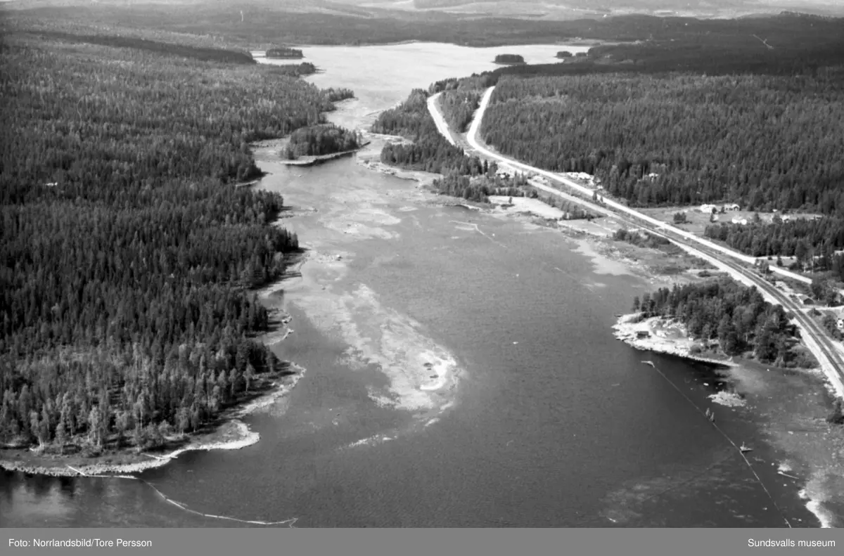 Flygfoton över Ljungans dalgång vid lågvatten. Stöde, Viskan, Torpshammar, Fränsta, Ljungaverk.