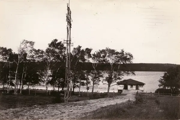 Kraftledning och stenlagd väg på Stretereds marker. Tulebotv