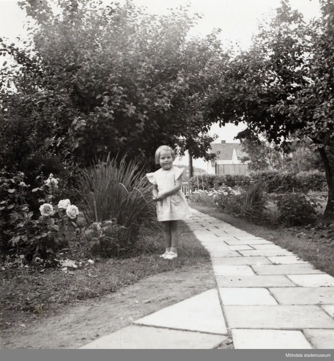 Solhemsgatan 10 år 1952. Åke Börjessons hustrus syskonbarn Annika Bjerrhede. I bakgrunden Solhemsgatan.