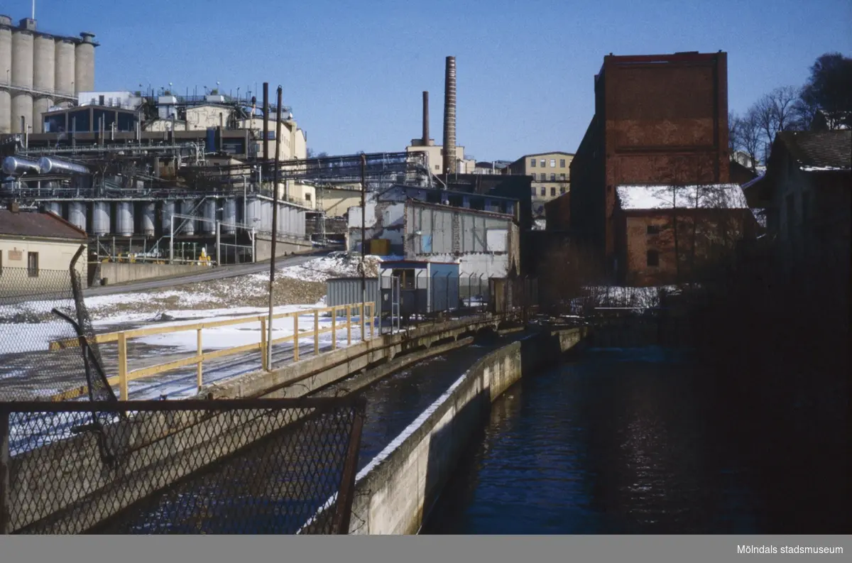 Kvarnbyfallet sett från Forsebron i Mölndal, 1970-tal. Till vänster ses Soabs fabriksbyggnader vid "Kråkan", Kvarnbygatan, till höger Eisers fabriksbyggnad vid Götaforsliden.