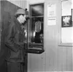 Poststationen i Habo, Västergötland. Sista kunden i gamla lokalen den 3 november 1949. I postluckan stationsmästare Karl Gustaf Åke Bergman.