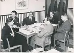 Fotografi föreställande företagsnämnderna i Johanneshov 1. Bilden är tagen i samband med sammanträdet för företagsnämnderna i Bromma, Hägersten och Johanneshov, vid Postkontert Johanneshov 1, 1952.