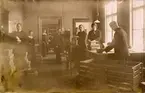 Vykort föreställande interiören av Postkontoret i Korsnäs, 1910-tal.