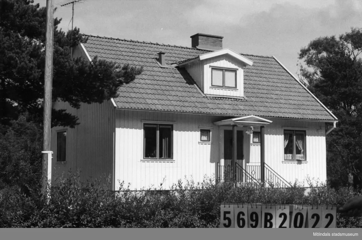 Byggnadsinventering i Lindome 1968. Gastorp 1:38.
Hus nr: 569B2022.
Benämning: permanent bostad, redskapsbod och garage.
Kvalitet, bostadshus och garage: god.
Kvalitet, redskapsbod: mindre god.
Material: trä.
Tillfartsväg: framkomlig.
Renhållning: soptömning.