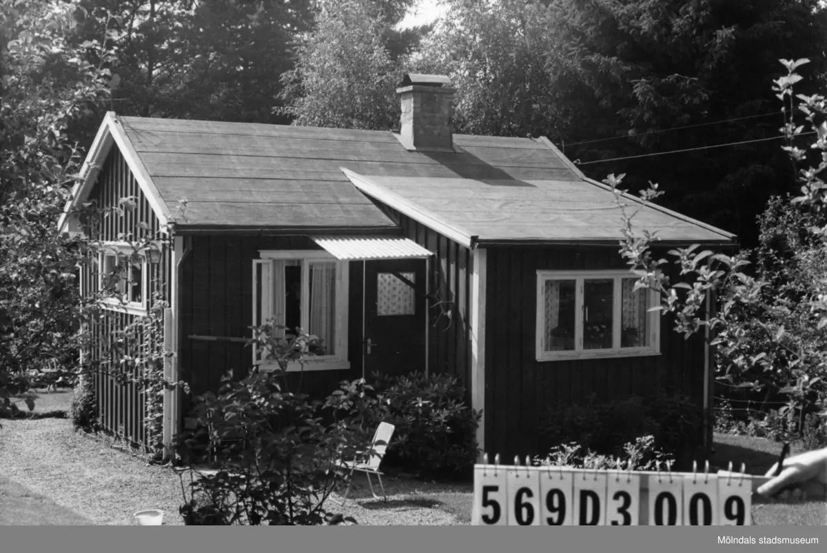 Byggnadsinventering i Lindome 1968. Gårda 2:58.
Hus nr: 569D3009.
Benämning: fritidshus och redskapsbod.
Kvalitet: god.
Material: trä.
Tillfartsväg: framkomlig.
Renhållning: soptömning.