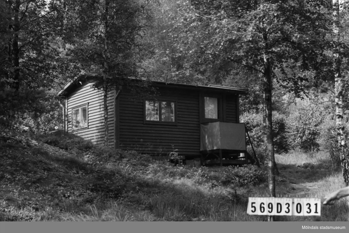 Byggnadsinventering i Lindome 1968. Berget 1:54.
Hus nr: 569D3031.
Benämning: fritidshus och redskapsbod.
Kvalitet, fritidshus: god.
Kvalitet, redskapsbod: mindre god.
Material: trä.
Tillfartsväg: framkomlig.
Renhållning: soptömning.